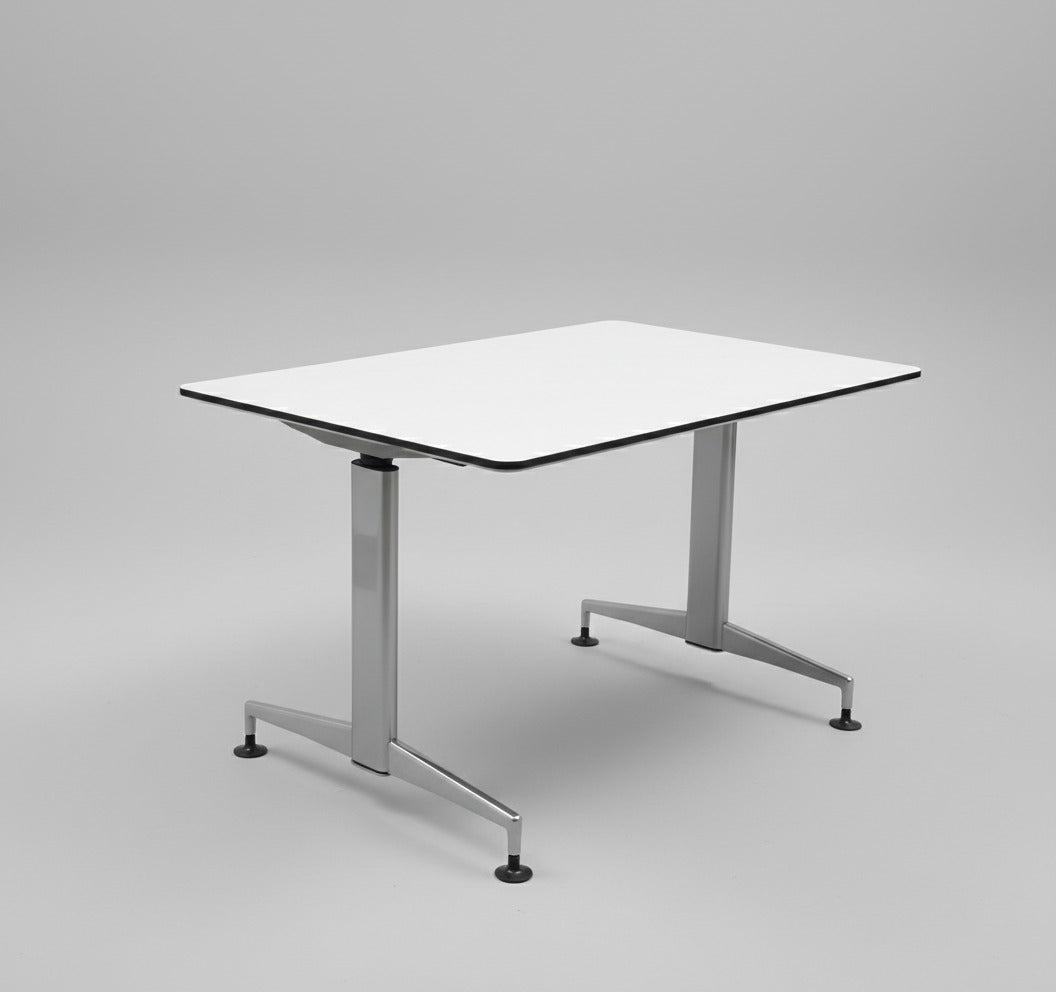 Paustian A-One hæve sænkebord 180x90 cm i hvidt med aluminiumsstel set fra siden